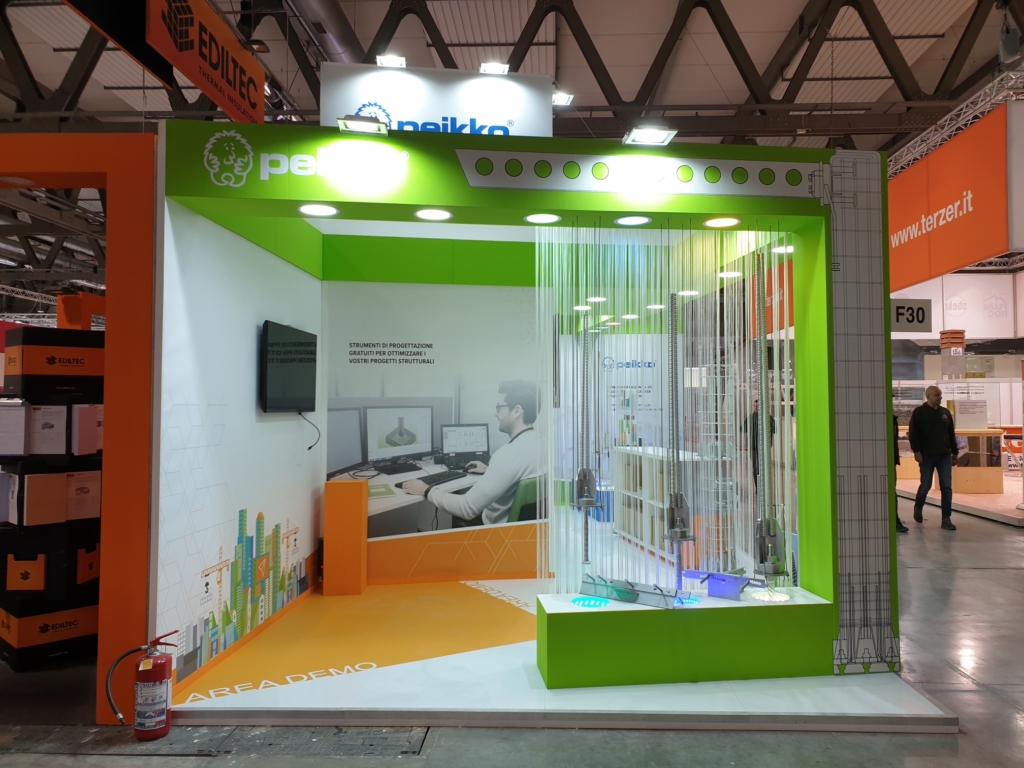 Stand PEIKKO a MCE con PVC adesivo calpestabile arancione